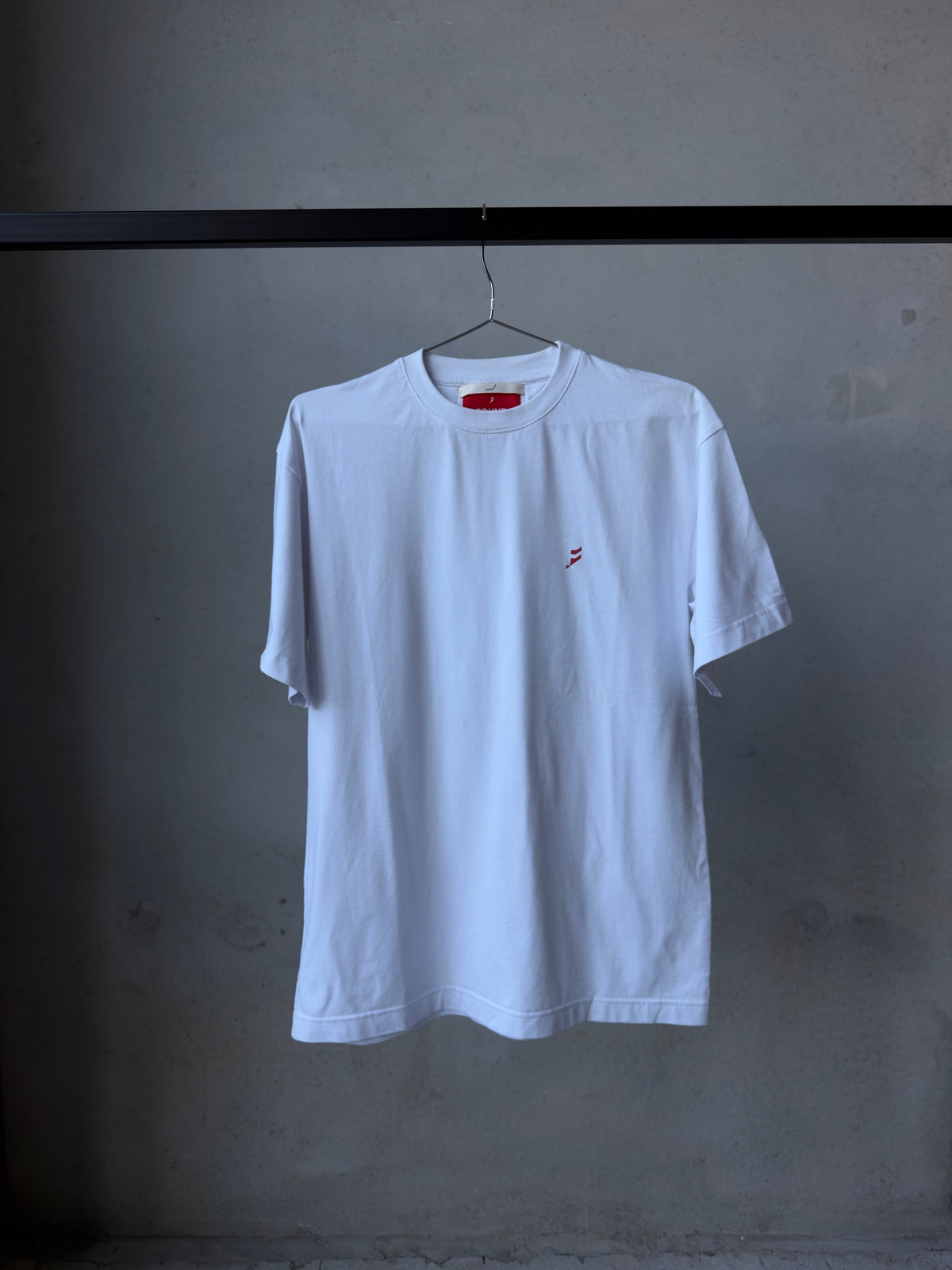 Tee White - front