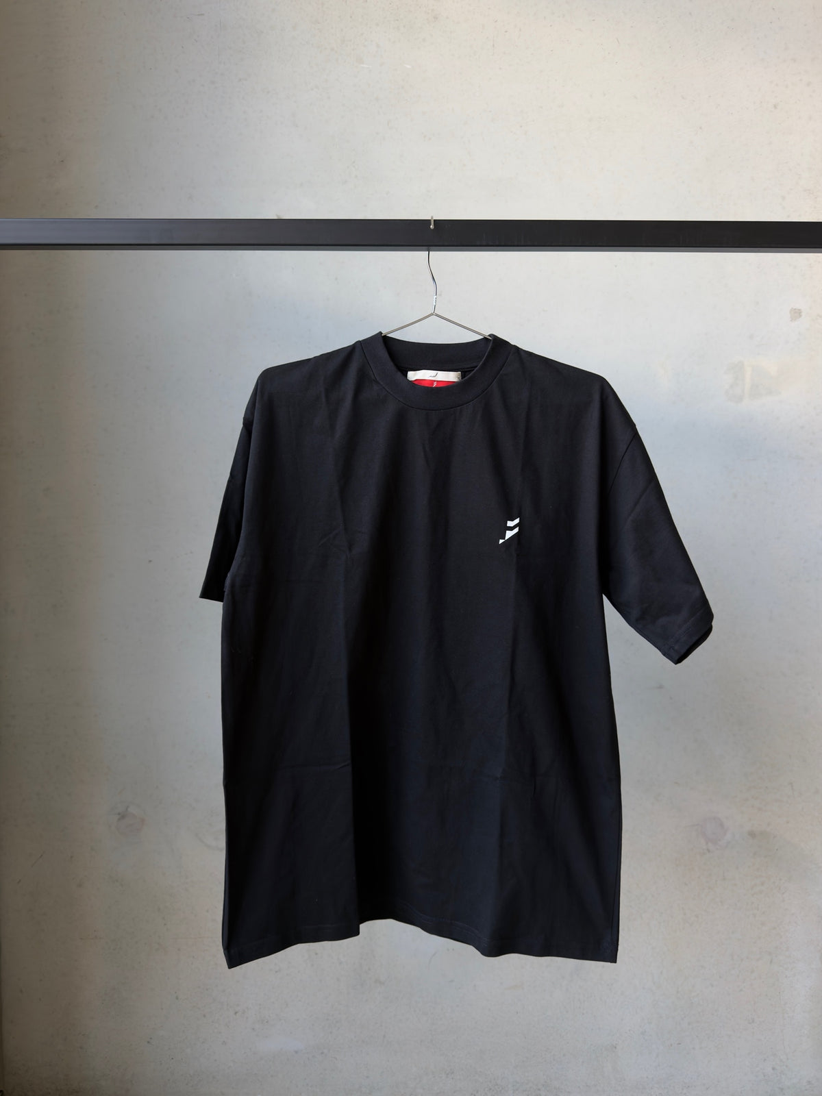Tee Black - front