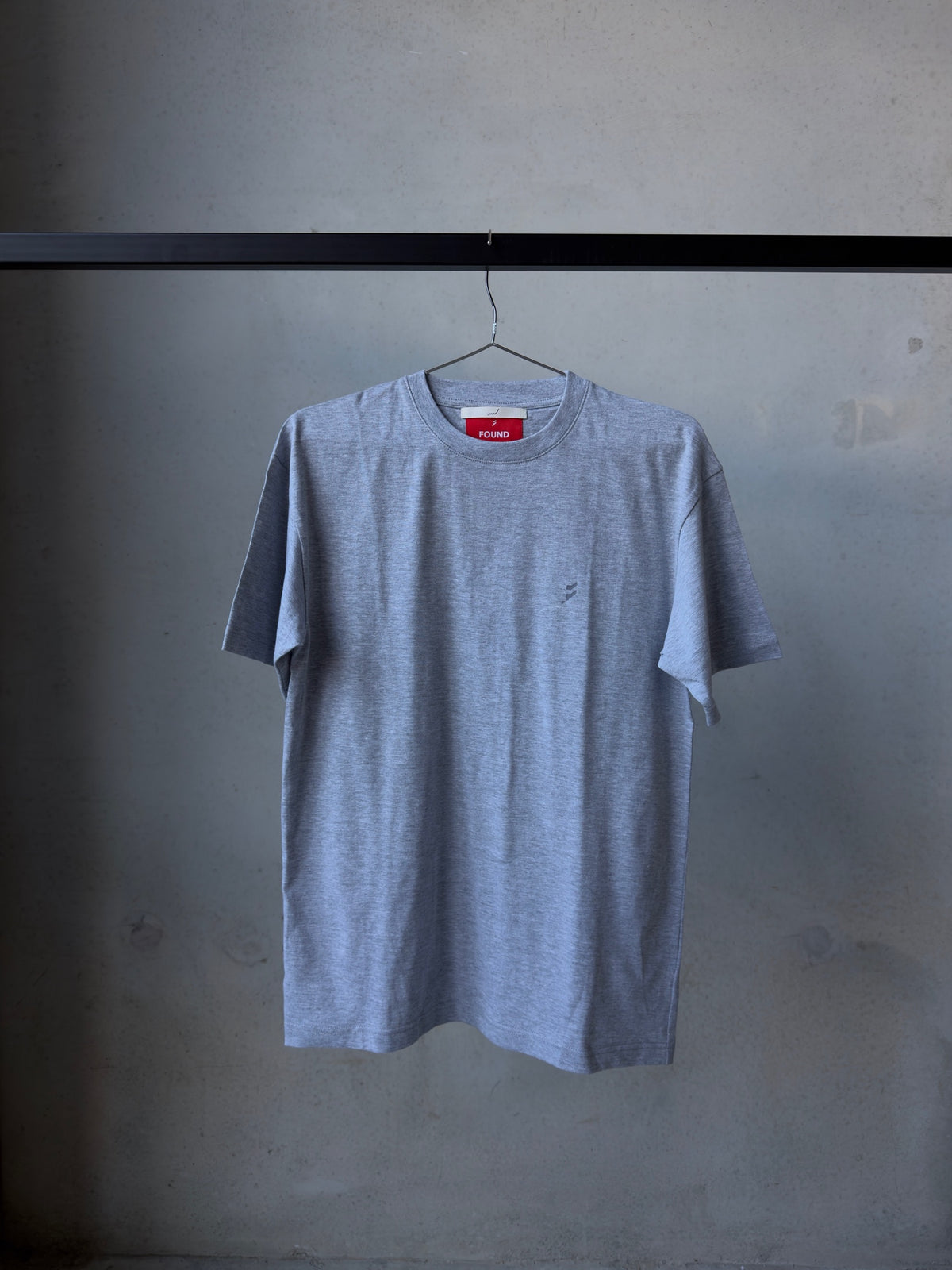 Tee Grey - front